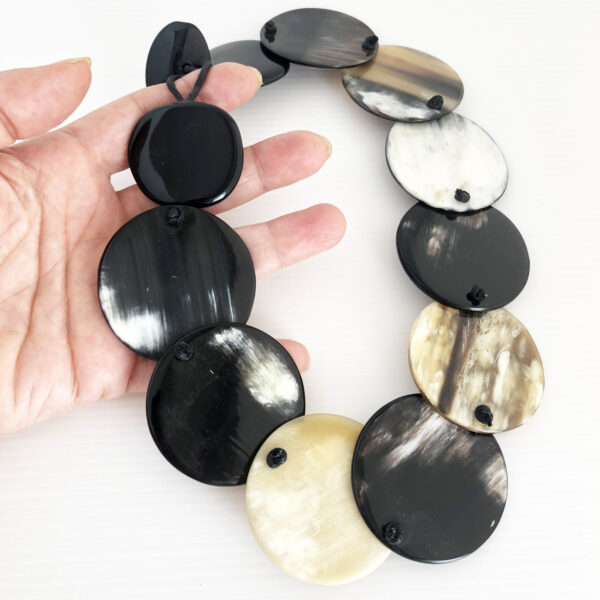 Collana con dischi di corno