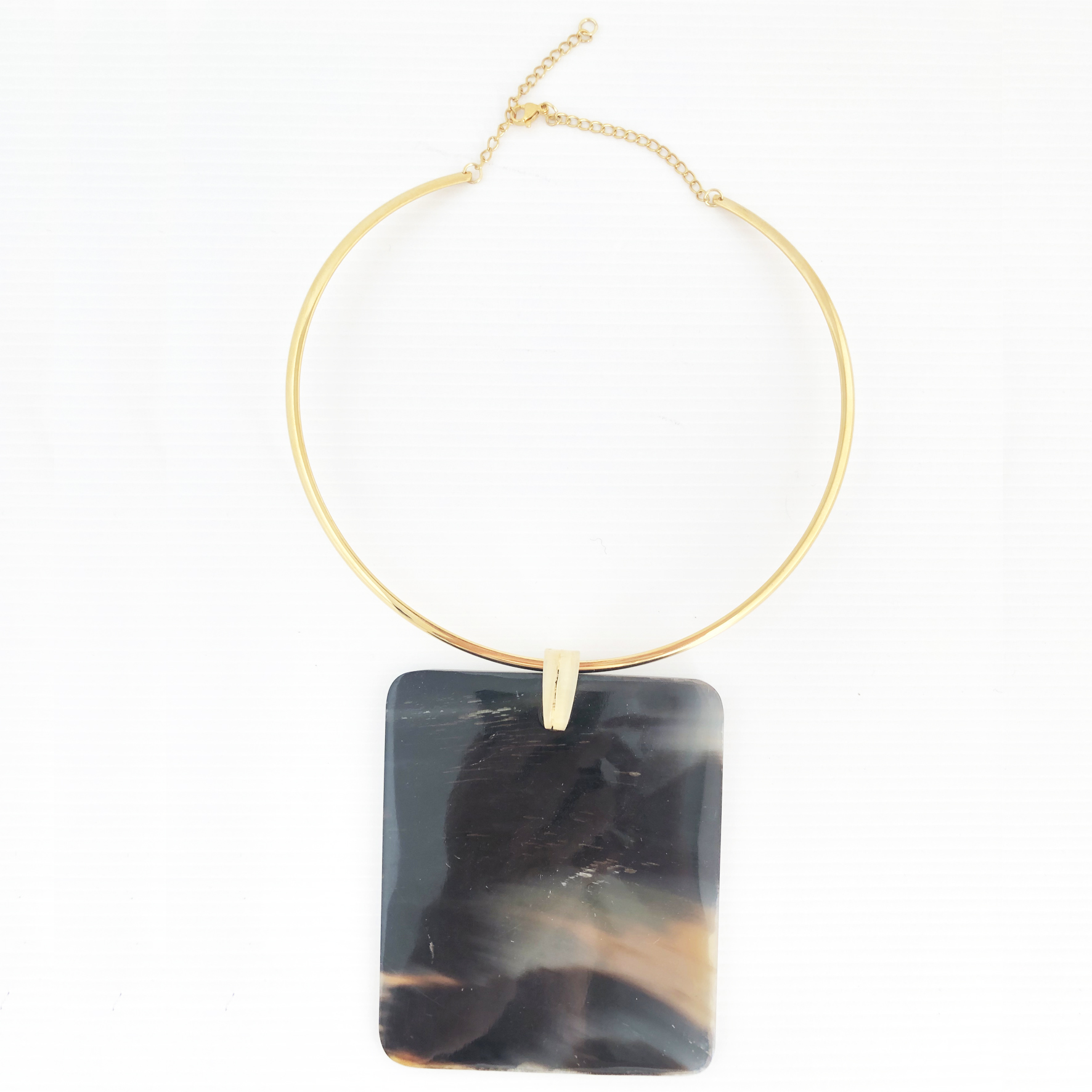 Collana con medaglia in corno