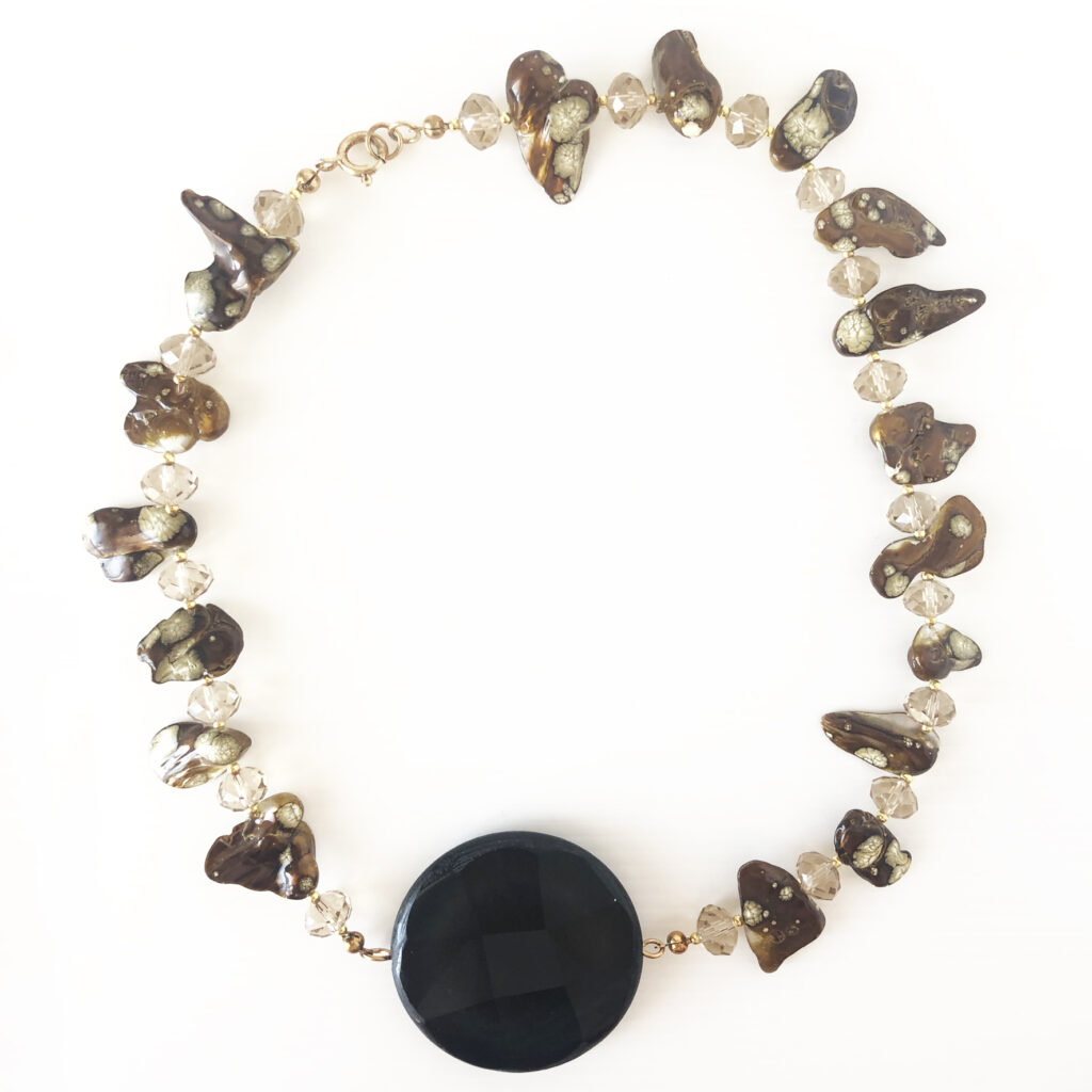 Collana con onice centrale e conchiglie