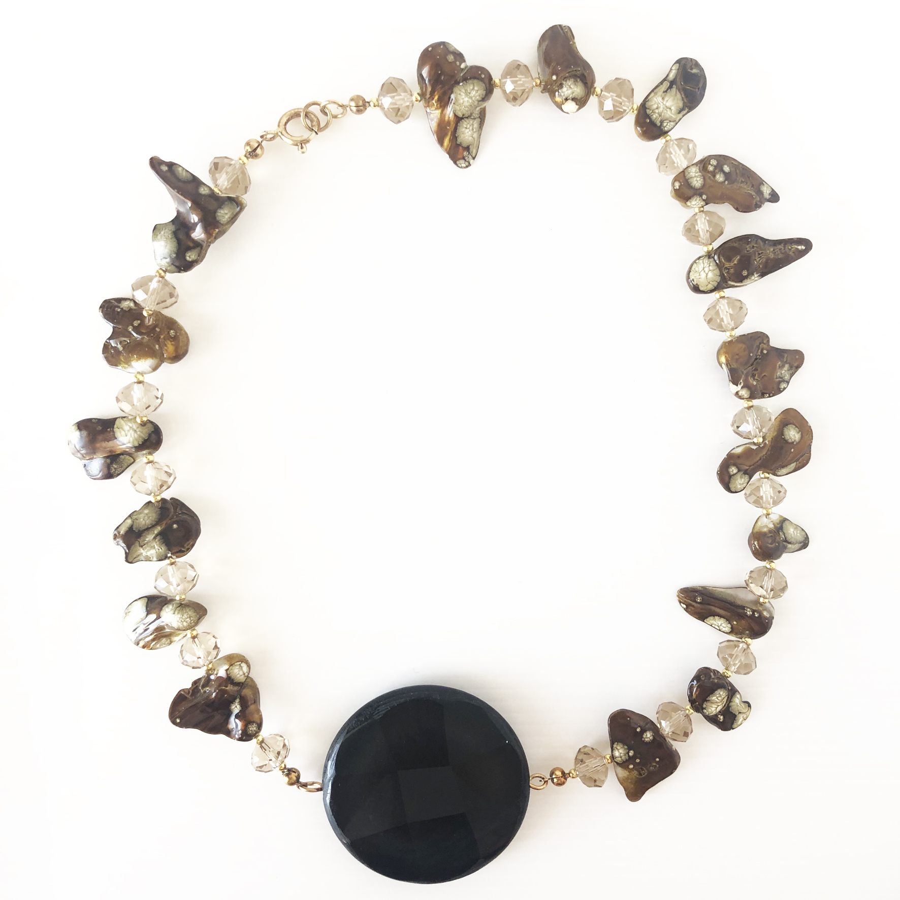 Collana con onice centrale e conchiglie