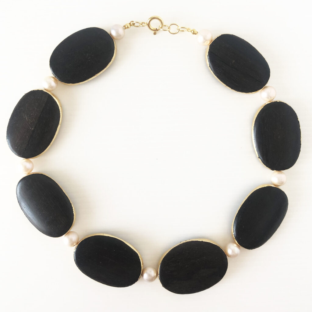 Collana con ovali in ebano