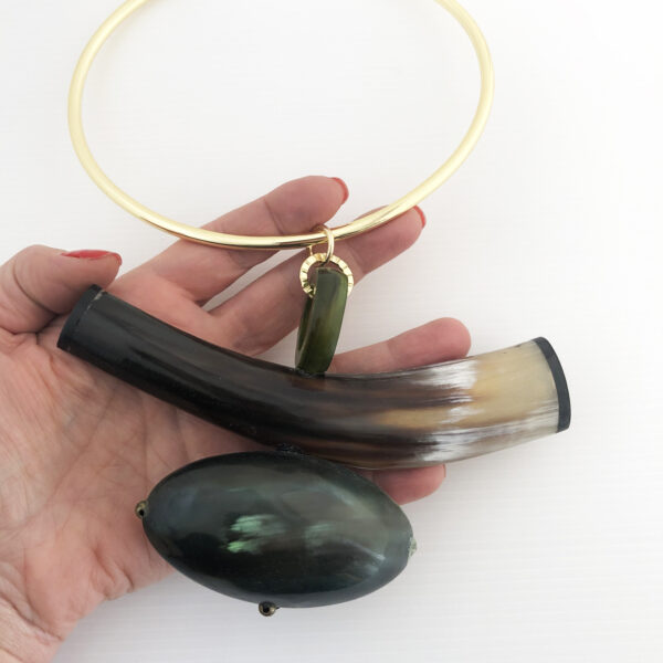 Collana con particolari in corno