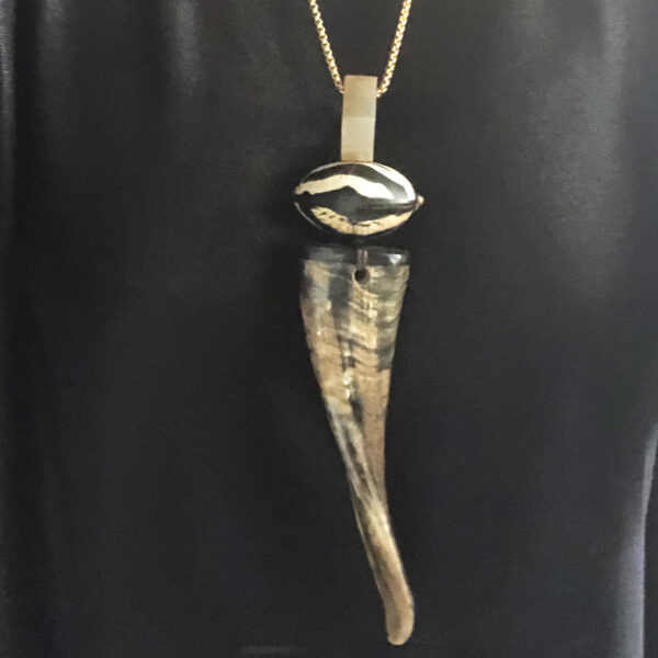 Collana con pendente in corno