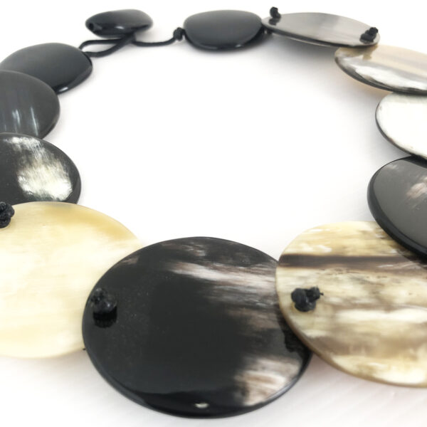 Collana con piastre in corno