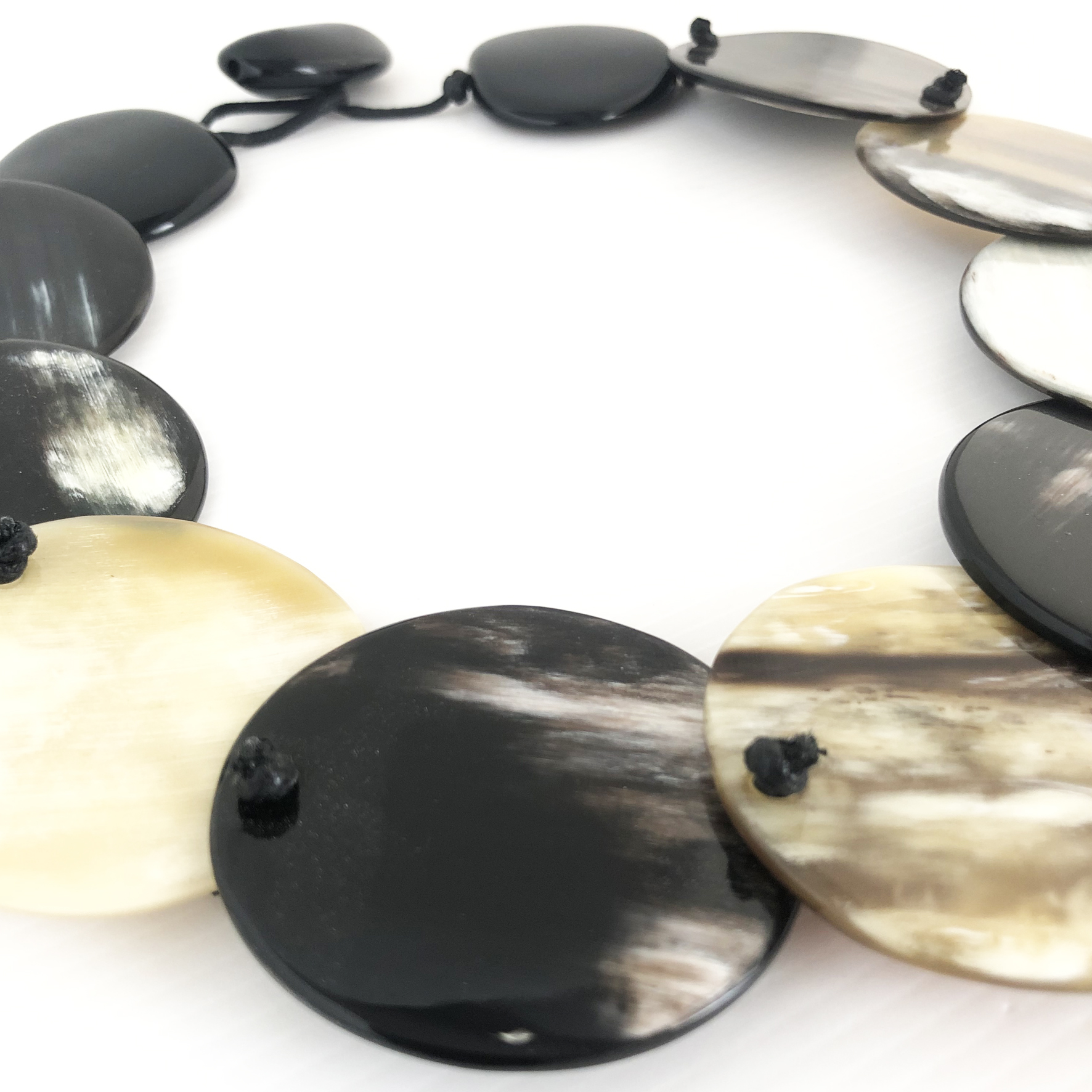 Collana con piastre in corno