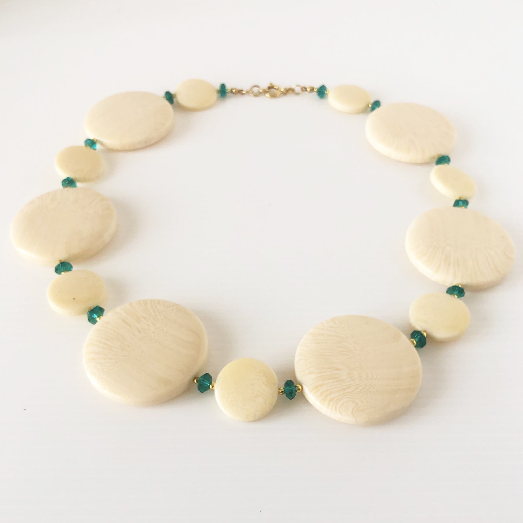 Collana con piastre in osso