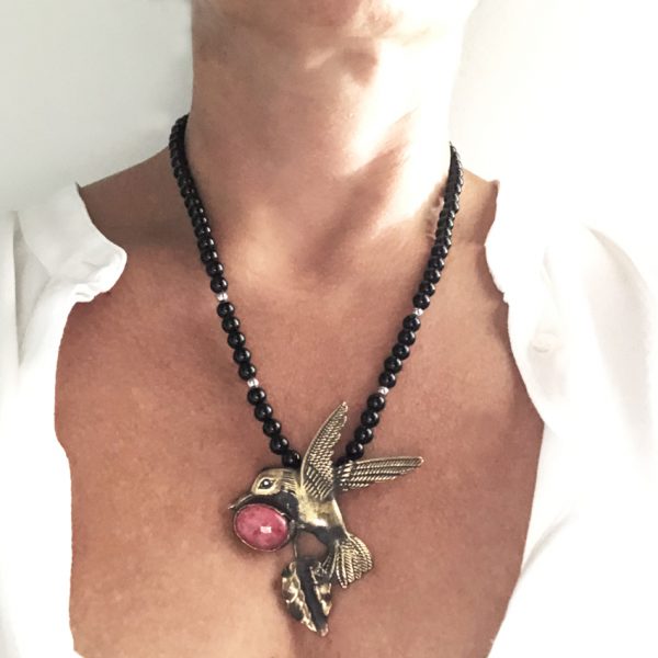 Collana con uccello in bronzo e pietra