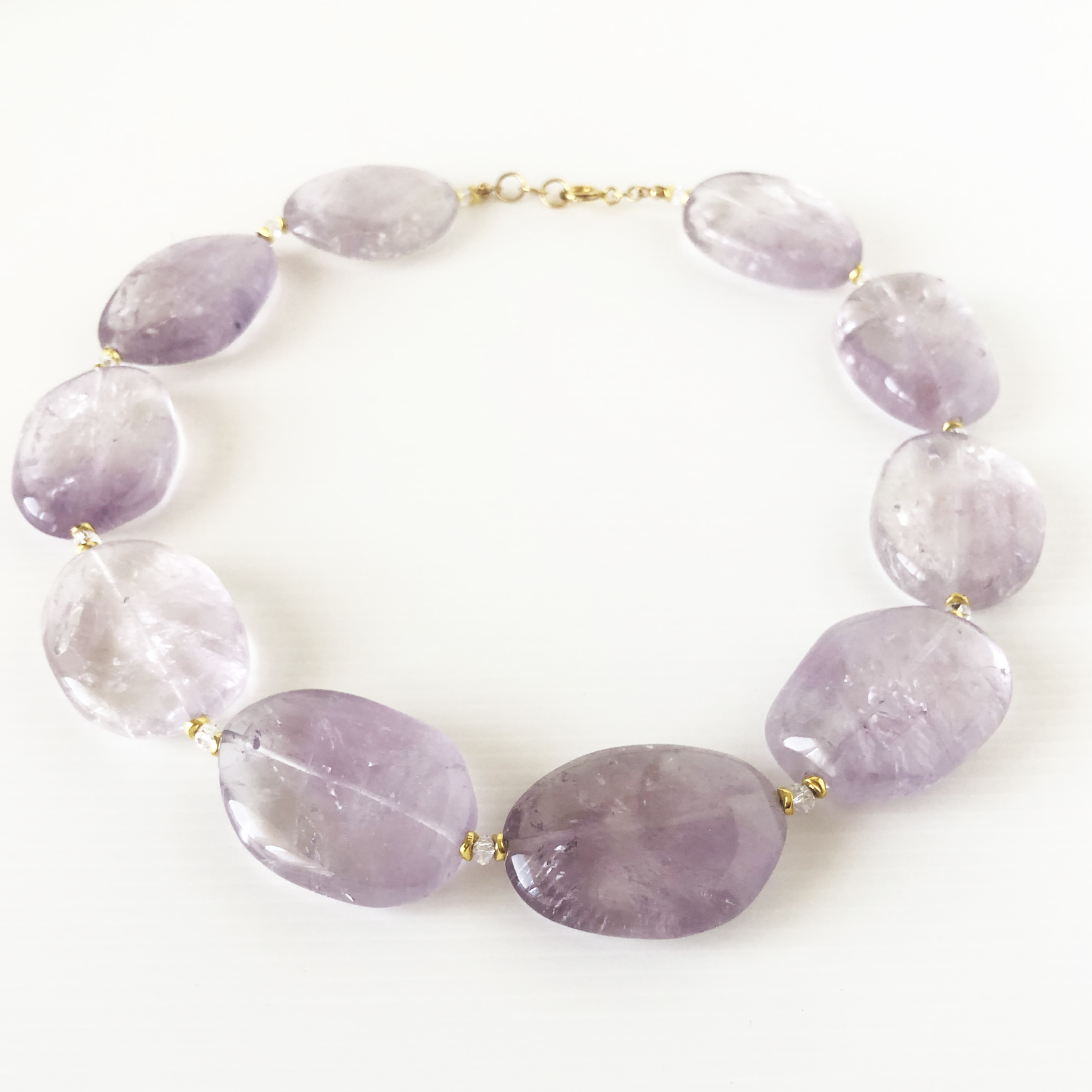 Collana di ametista lilla con pietre ovali