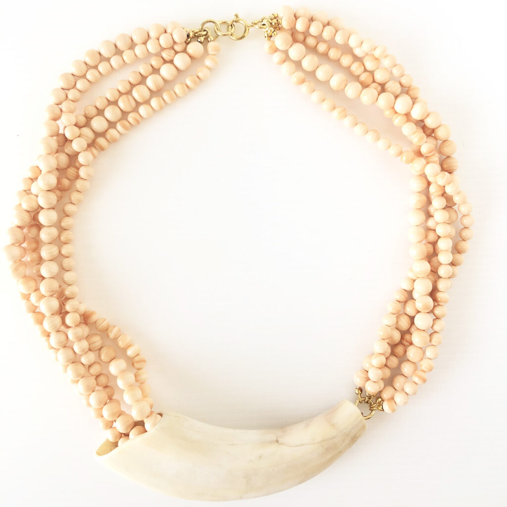 Collana di conchiglia con particolare in corno
