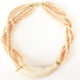 Collana di conchiglia con particolare in corno