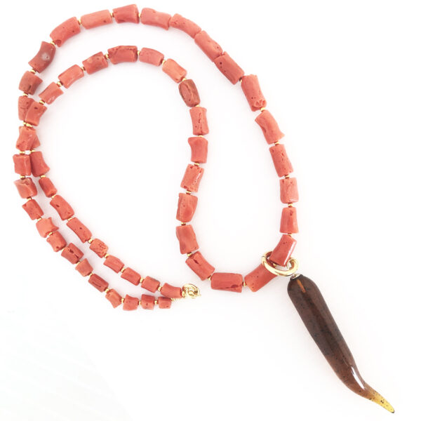 Collana di corallo con corno centrale