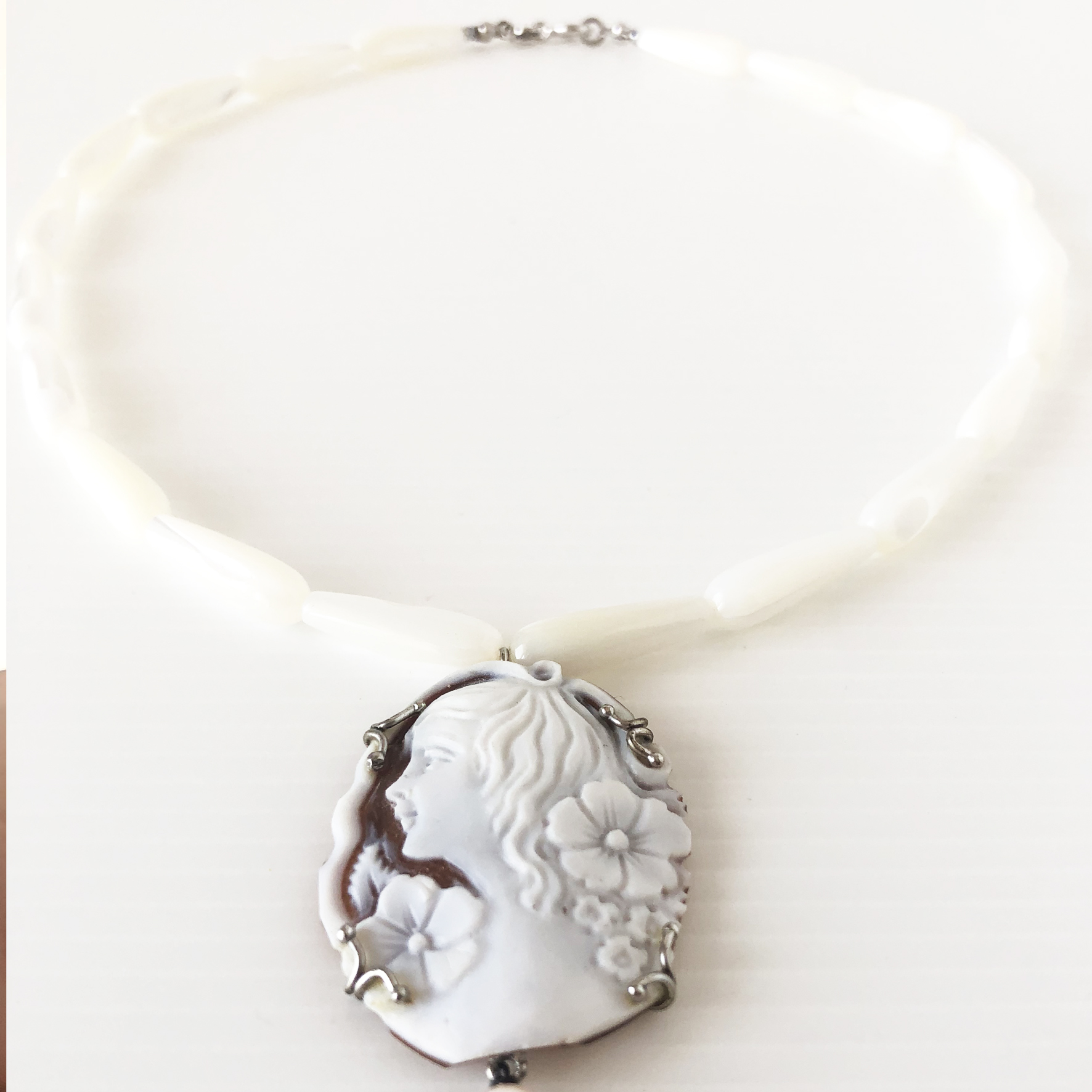 Collana di madreperla con centrale in cammeo