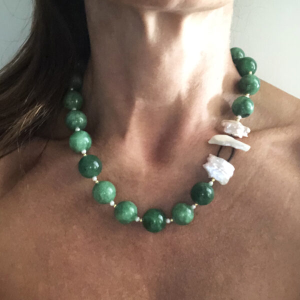 Collana di malachite con chiusura di perle barocche