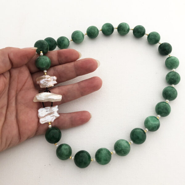 Collana di malachite con perle barocche