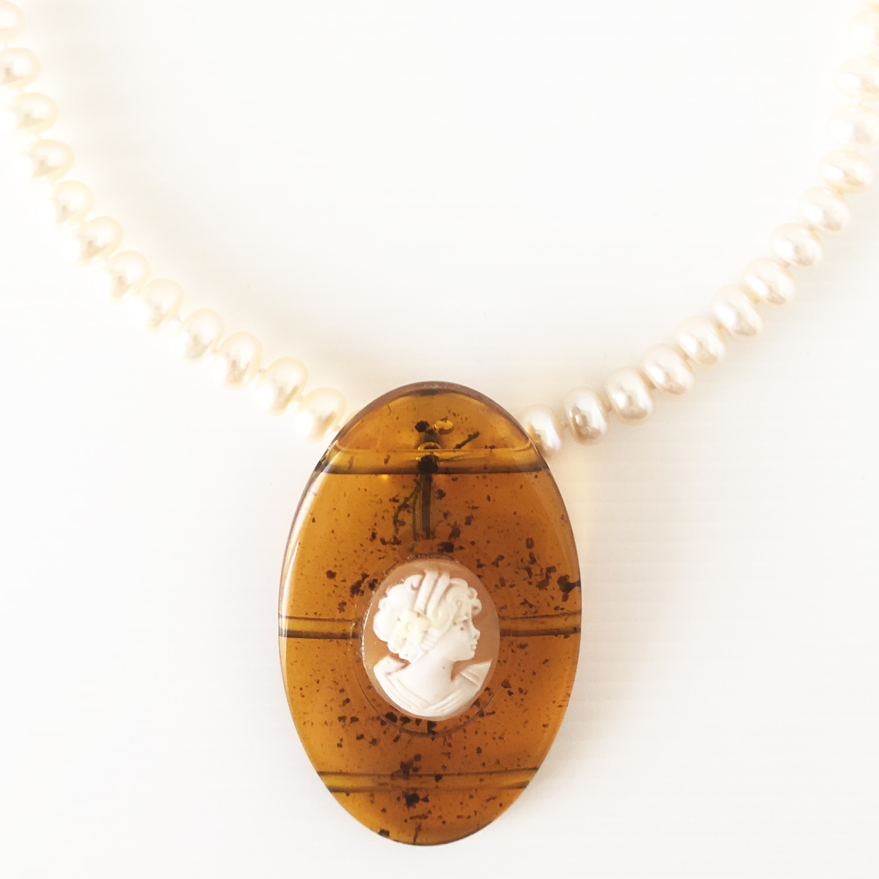 Collana di perle con centrale di ambra