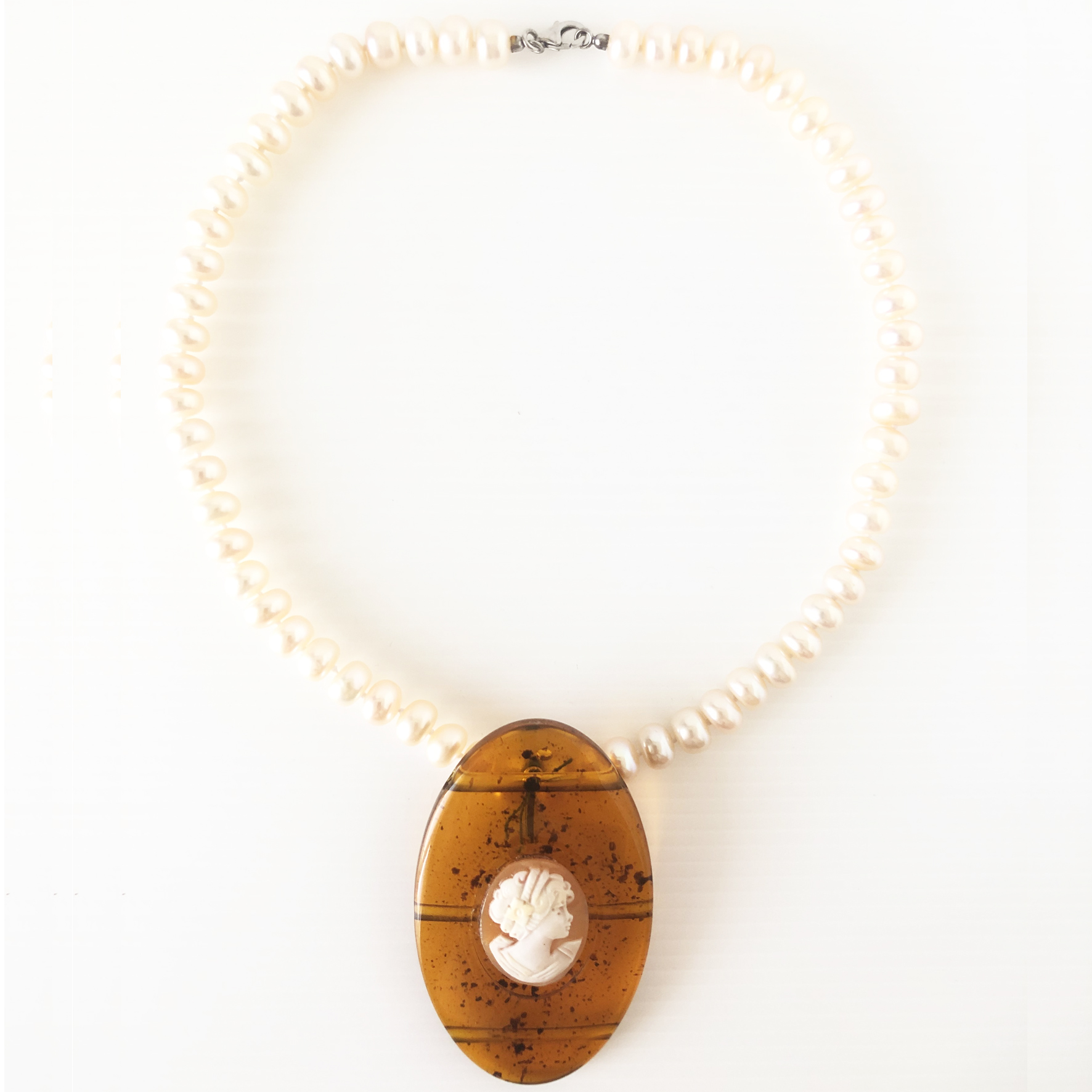 Collana di perle con ciondolo di ambra