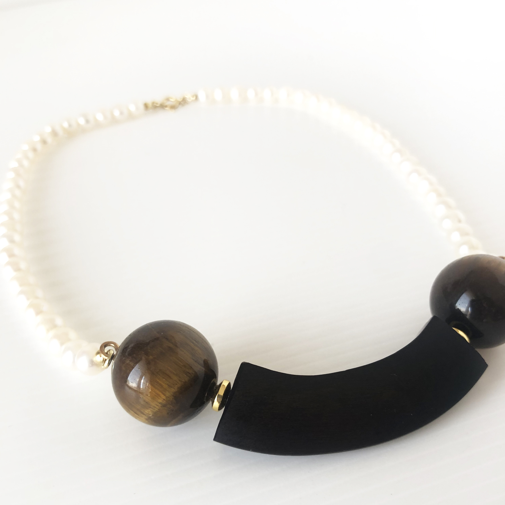 Collana di perle con ebano e occhio di tigre