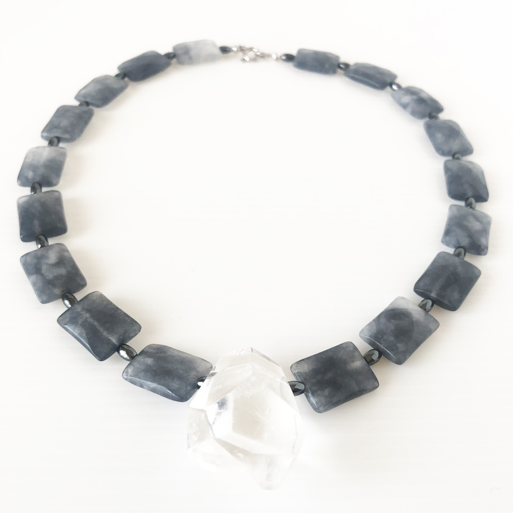 Collana grigia con cristallo di rocca