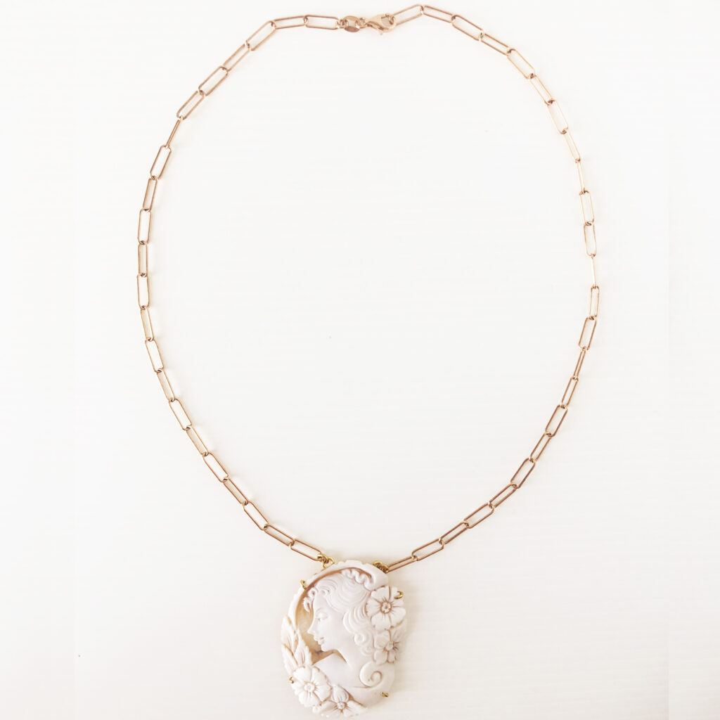 Collana in argento ramato con ciondolo cammeo