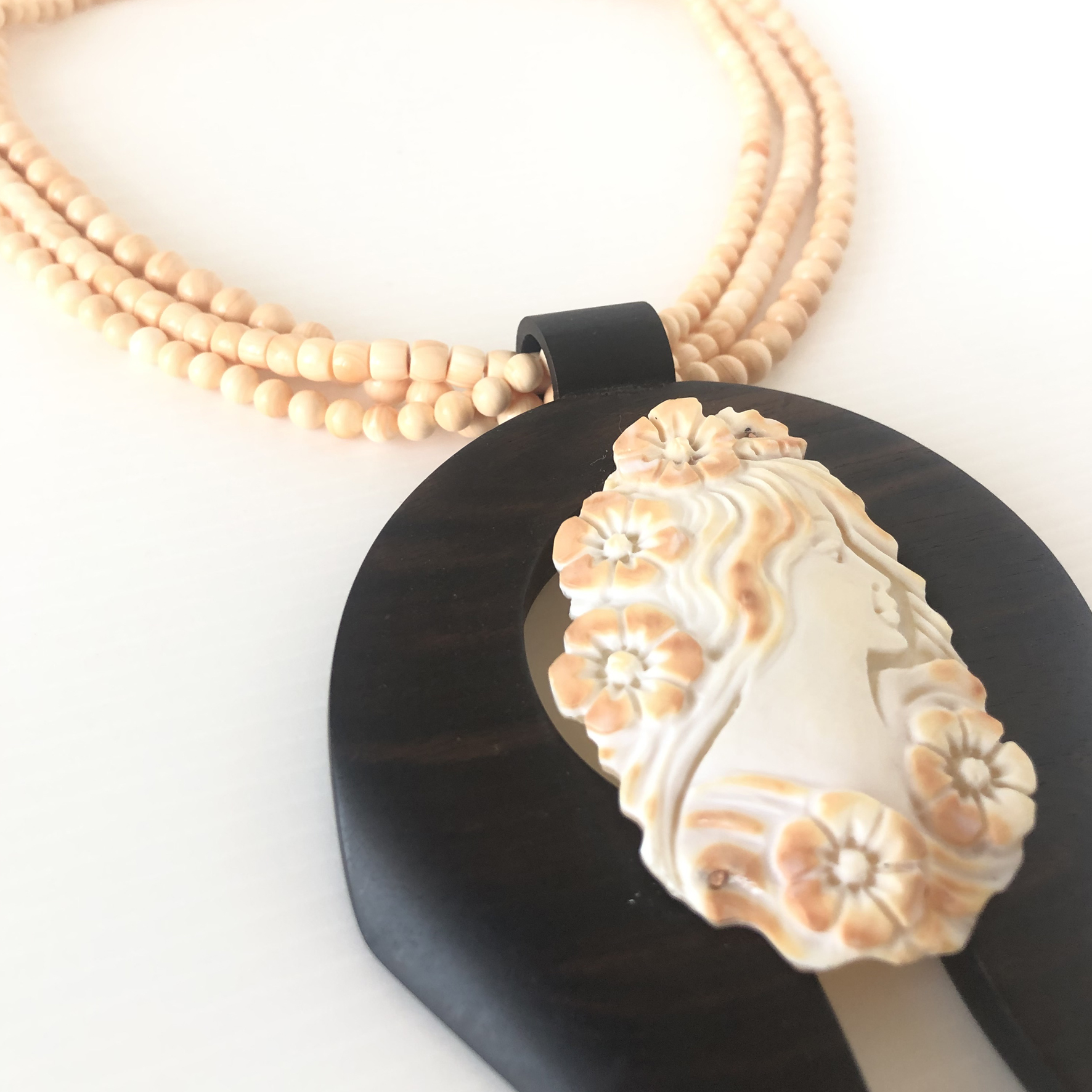 Collana in conchiglia a tre fili