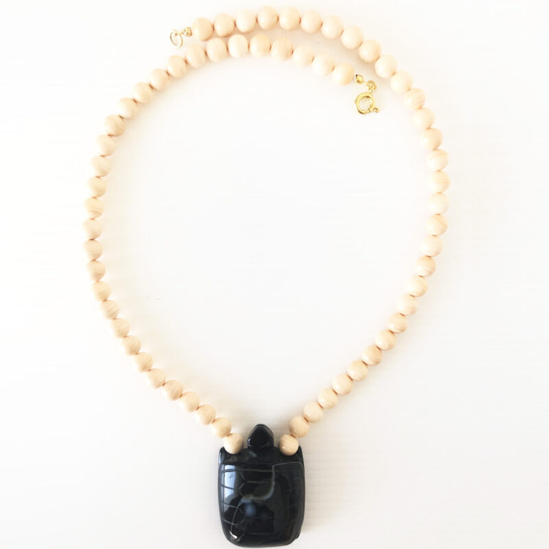 Collana in conchiglia con tartaruga