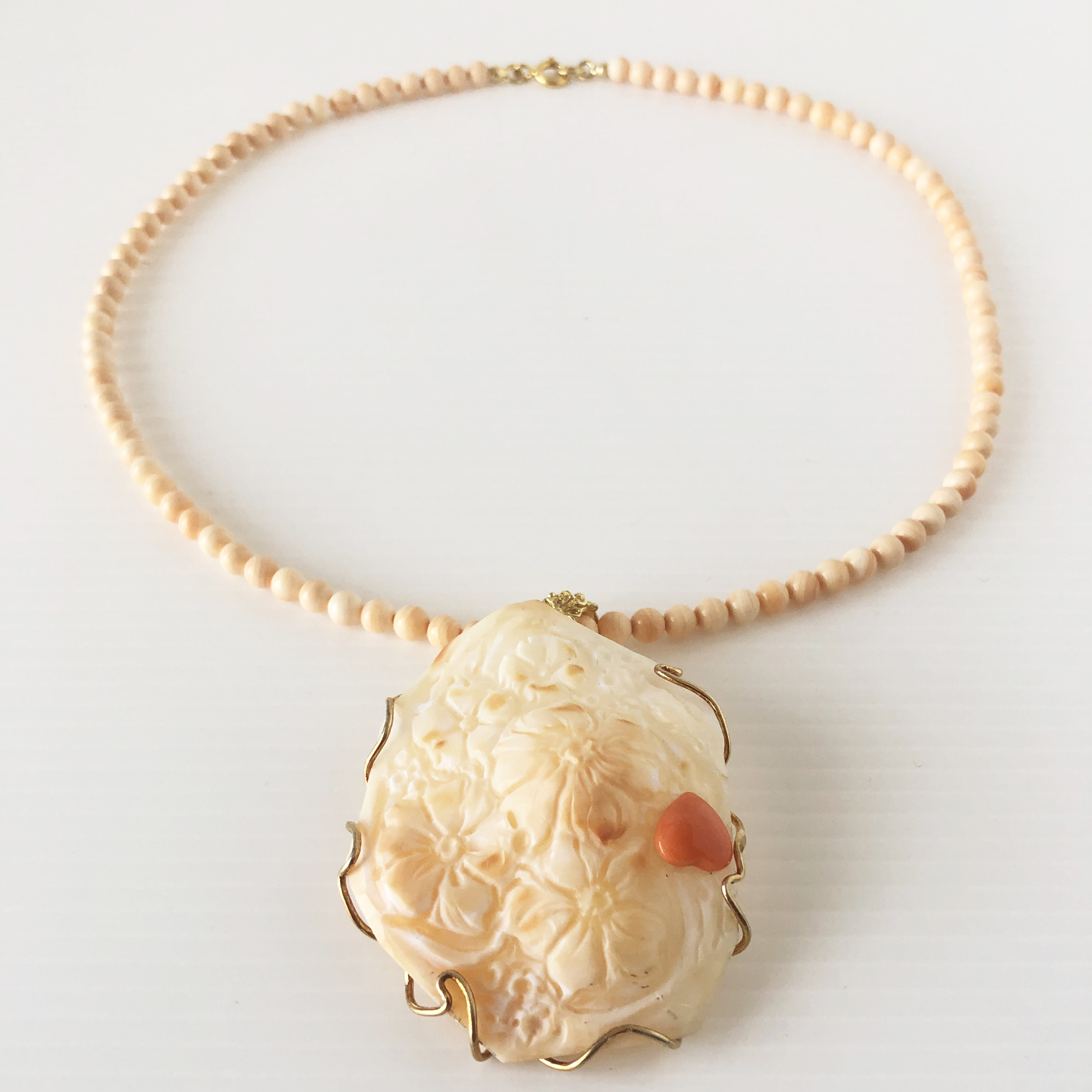 Collana in conchiglia rosa con cammeo