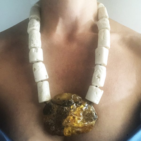 Collana in corallo bambù bianco e monile in ambra
