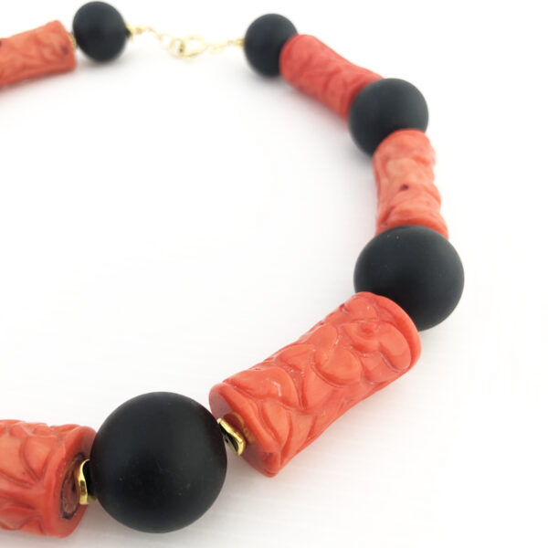 Collana in corallo e sfere di ebano