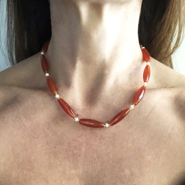 Collana in corniola con perline bianche e dorate