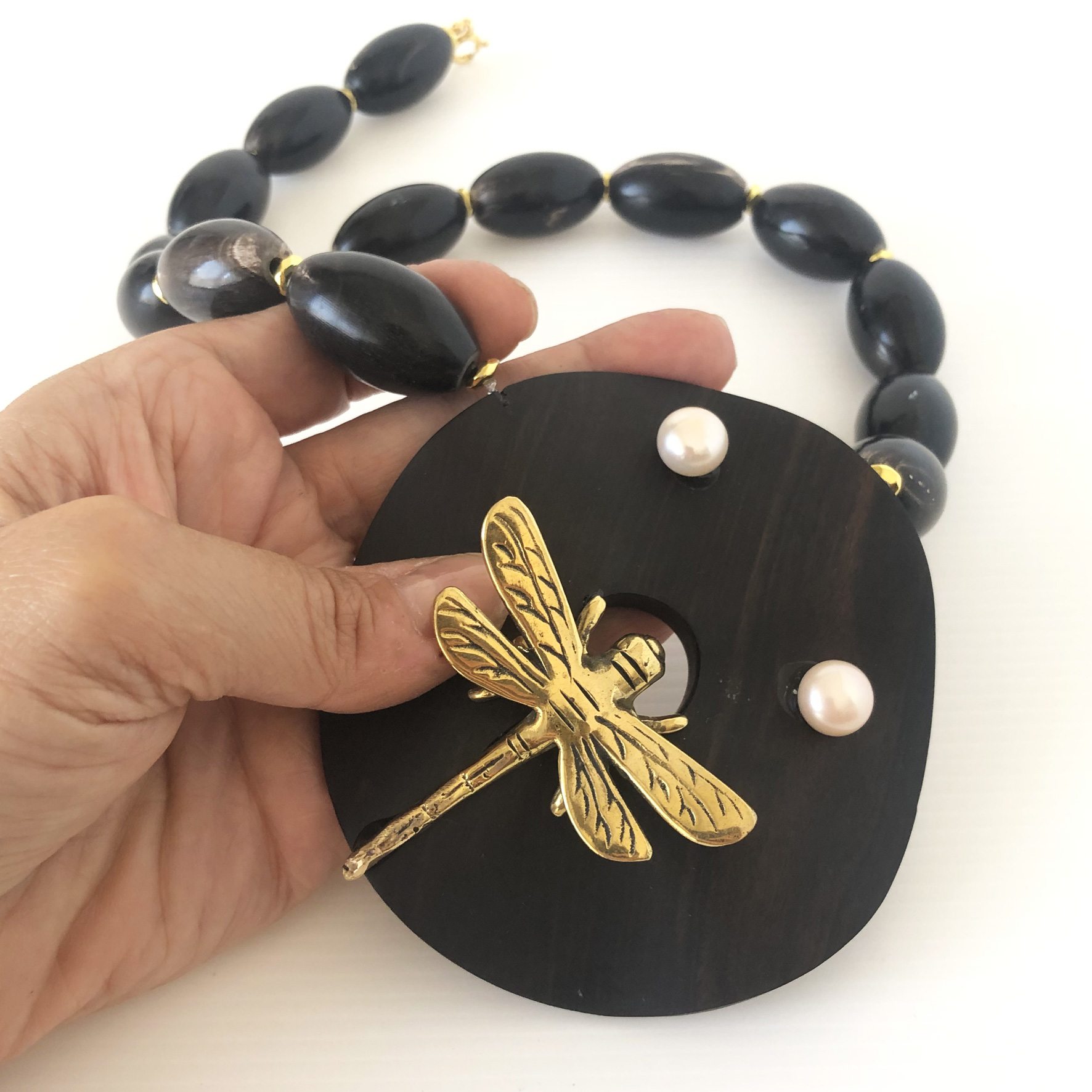 Collana in corno con ciondolo di ebano