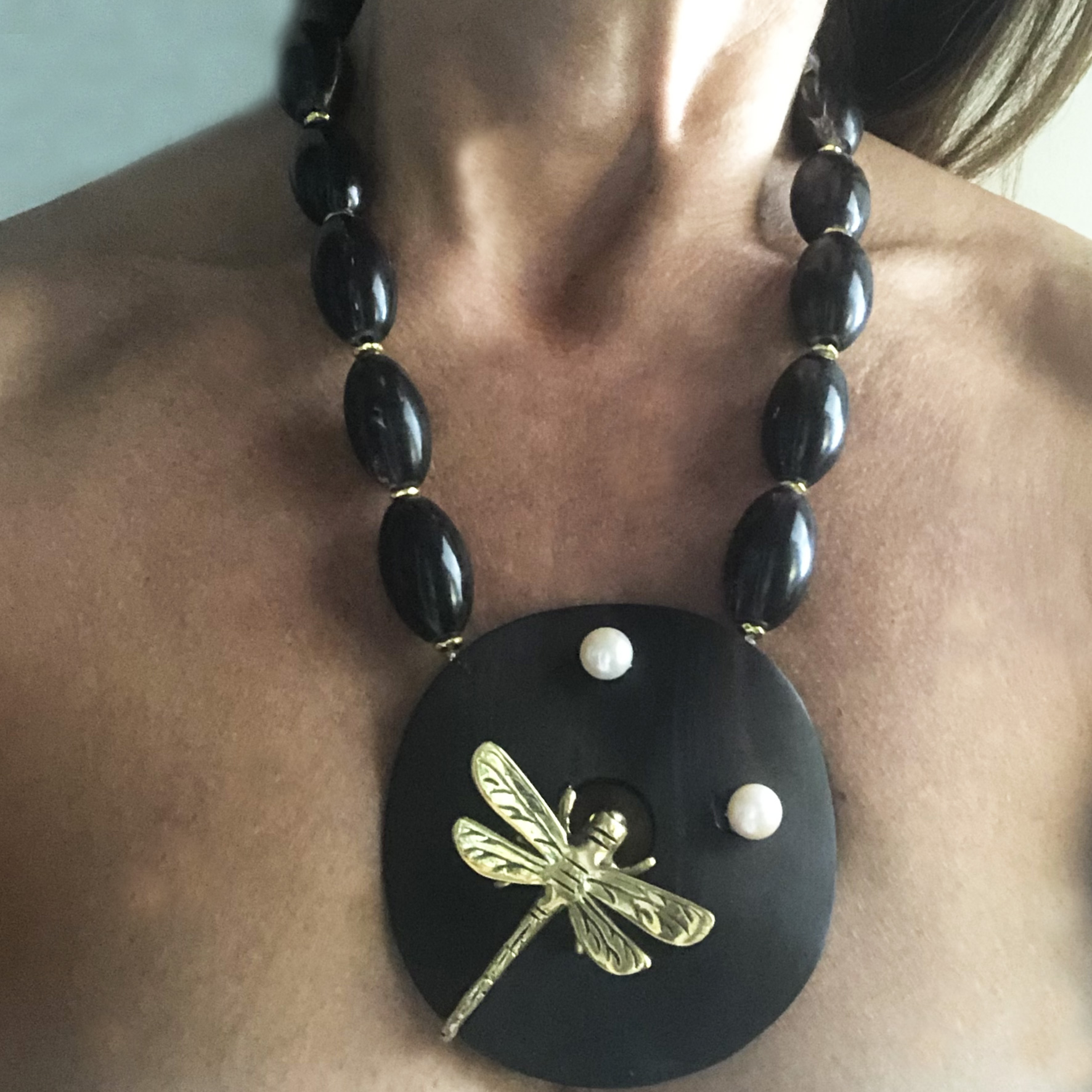 Collana in corno con libellula in bronzo