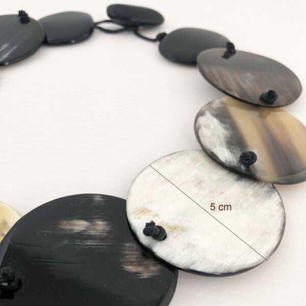 Collana in corno con piastre a cerchio