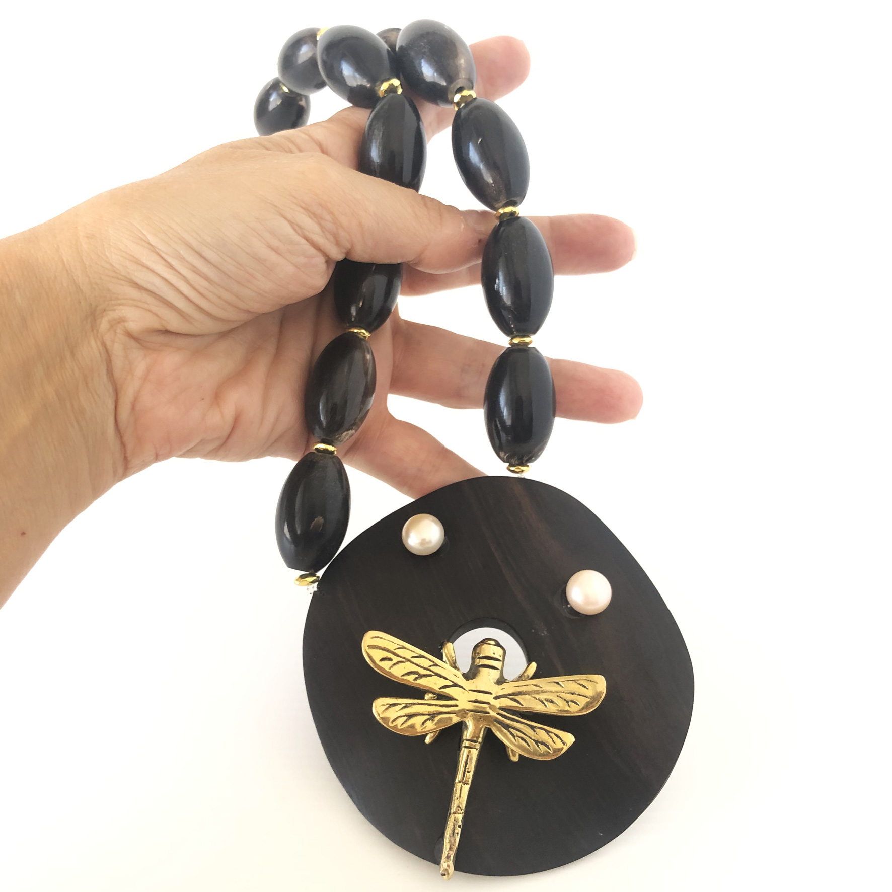 Collana in corno, ebano e particolare in bronzo