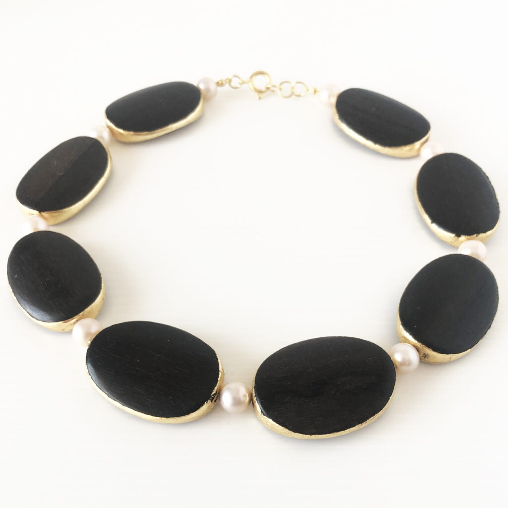 Collana in ebano con particolari dorati