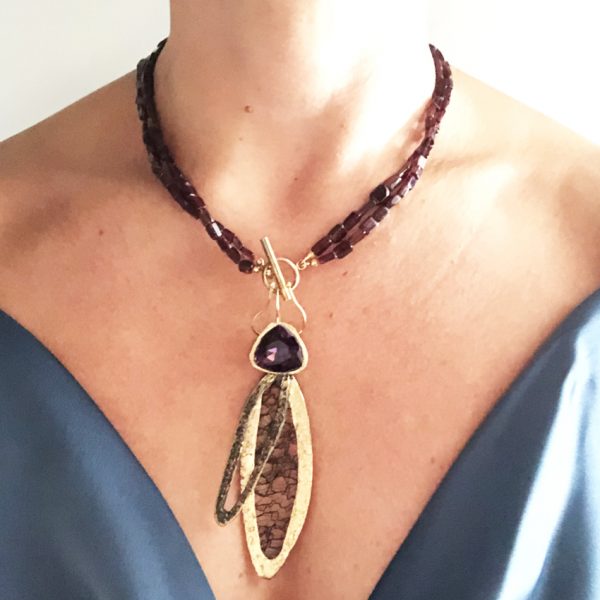 Collana in granato con libellula in bronzo e quarzo viola