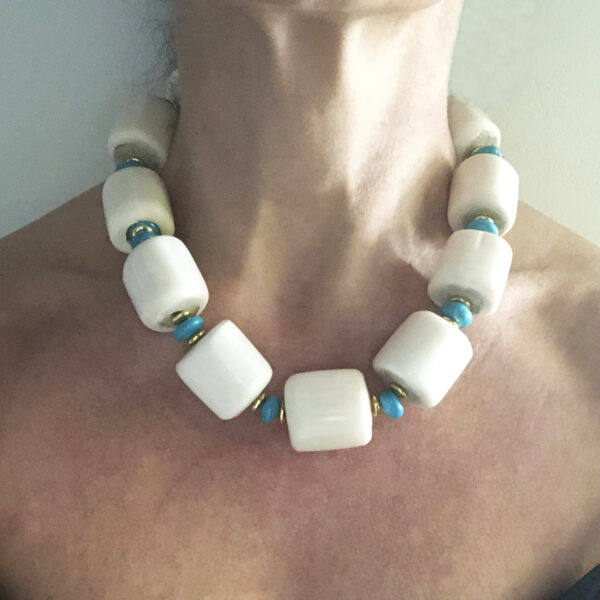 Collana in osso e particolare in turchese