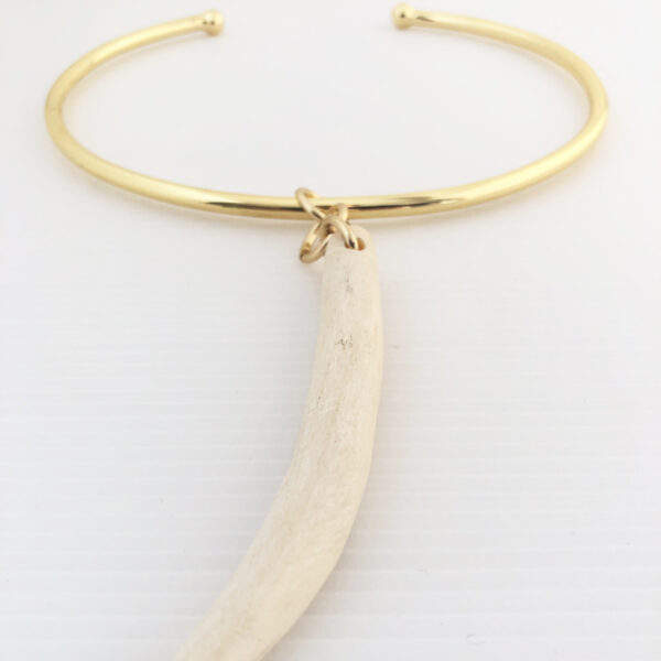 Collana in ottone con corno bianco