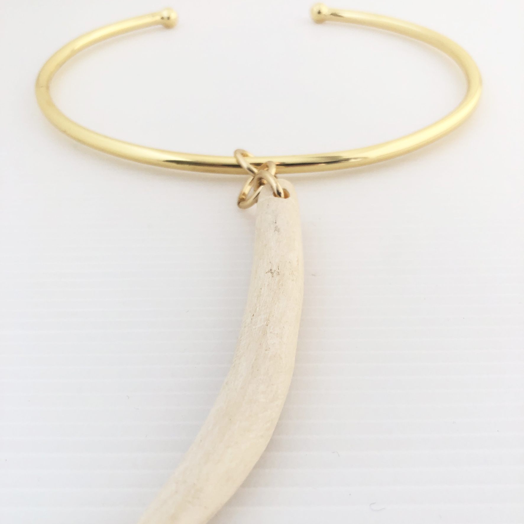 Collana in ottone con corno bianco