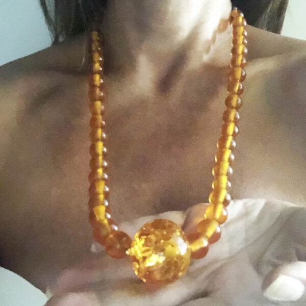 Collana in pasta di ambra con centrale