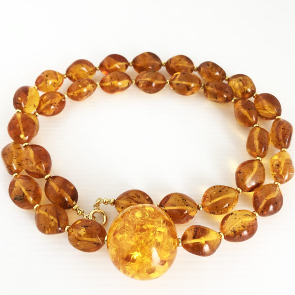 Collana in pasta di ambra con sfera centrale