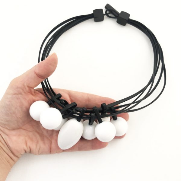 Collana in pelle con ciondoli acrilico bianco