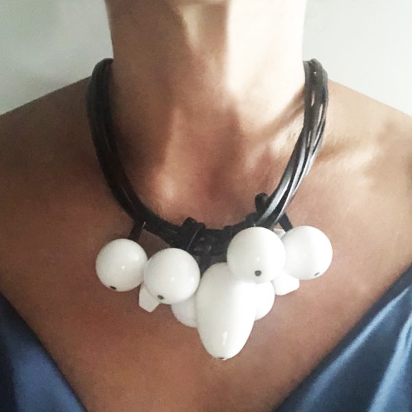 Collana in pelle con particolari in acrilico bianco