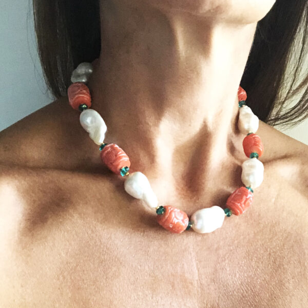 Collana in perle barocche con corallo e particolari in cristallo