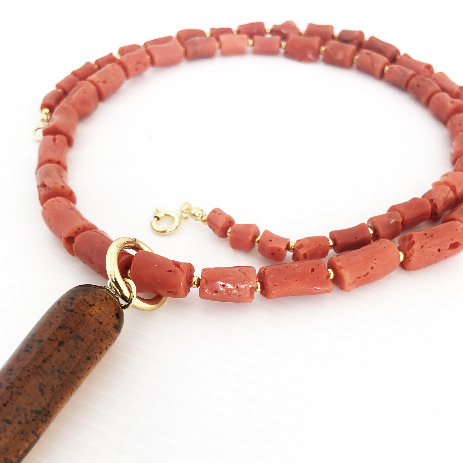 Collana lunga di corallo