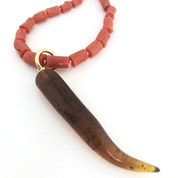 Collana lunga in corallo rosso e corno