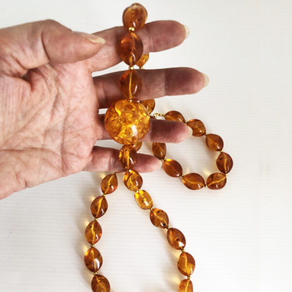 Collana lunga in pasta d'ambra