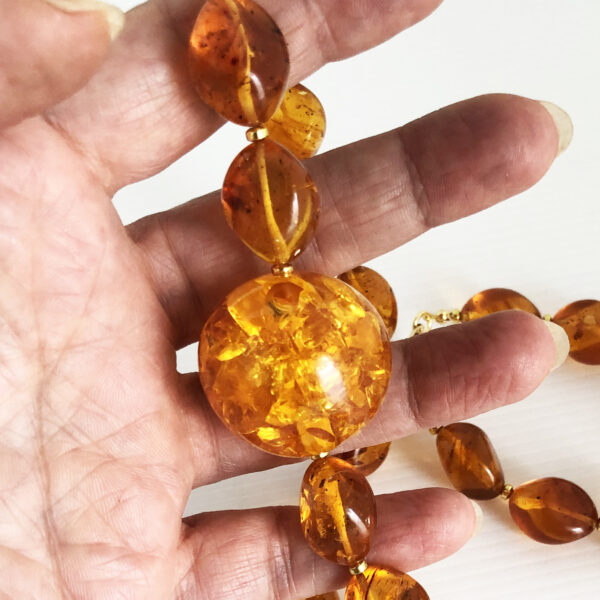 Collana lunga in pasta di ambra