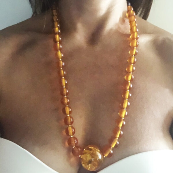 Collana lunga in pasta di ambra