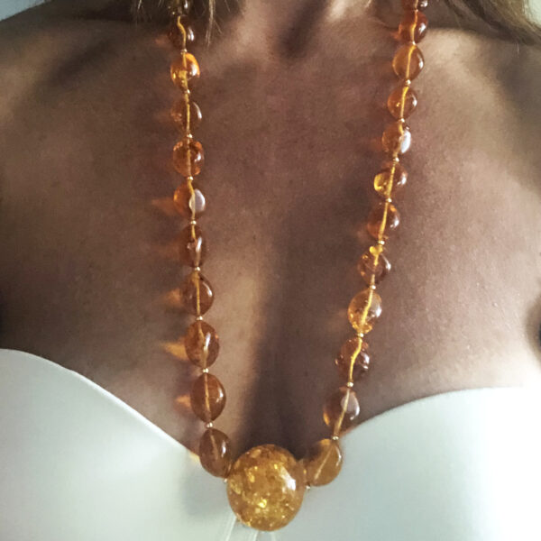 Collana lunga in pasta di ambra con centrale sferico