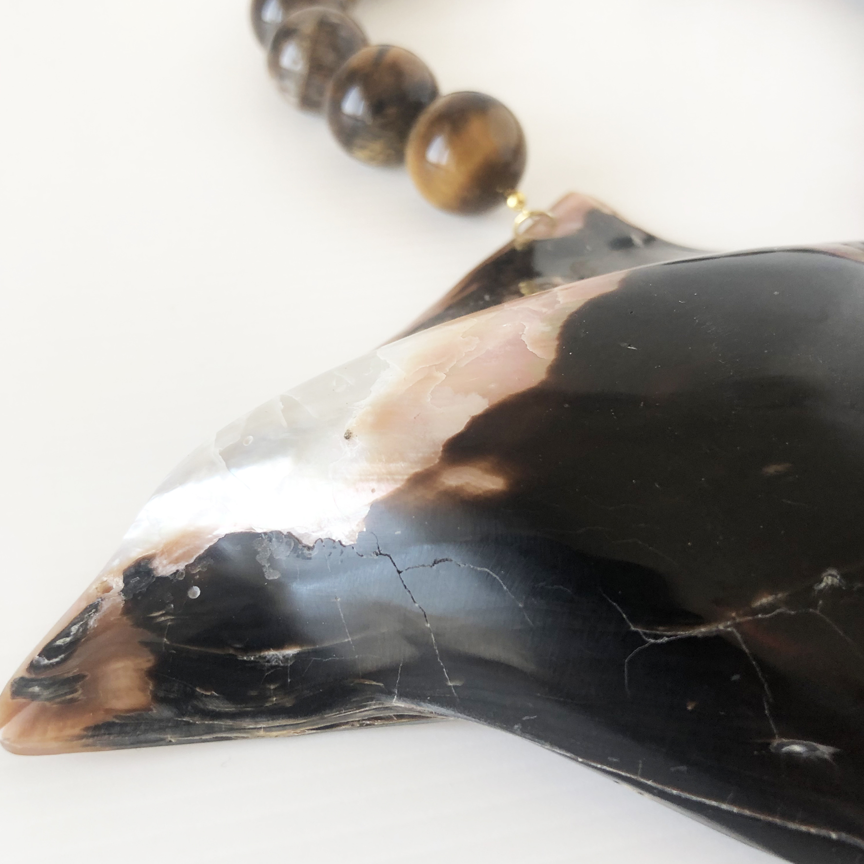 Collana occhio di tigre con grande conchiglia centrale